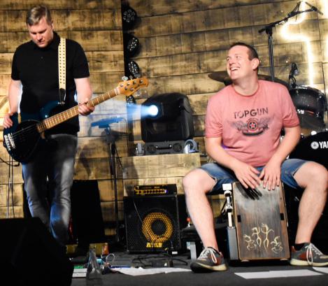 Christoph Carl (Bass) und Daniel Schwenger (Cajon) mit Dèborah Rosenkranz Juli 2019 Christoph Carl (Bass) und Daniel Schwenger (Cajon) mit Dèborah Rosenkranz Juli 2019